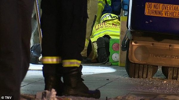 悉尼西区巴士失控撞伤3名行人！16岁女孩被困车轮下逾一小时，挣扎求生情况危急（组图） - 2