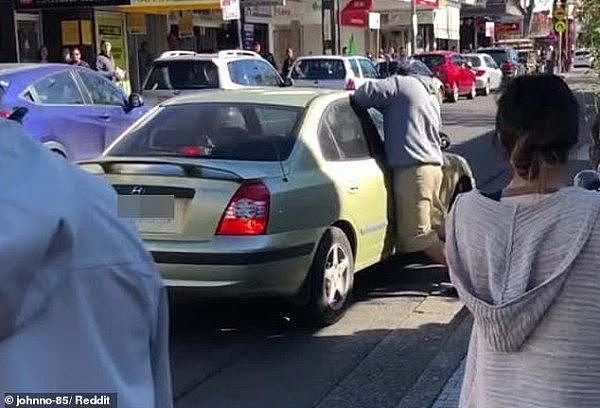 恐怖！澳街头惊现暴力袭击，一司机遭路怒男打伤眼睛，眼内嵌下玻璃碎片（组图/视频） - 1