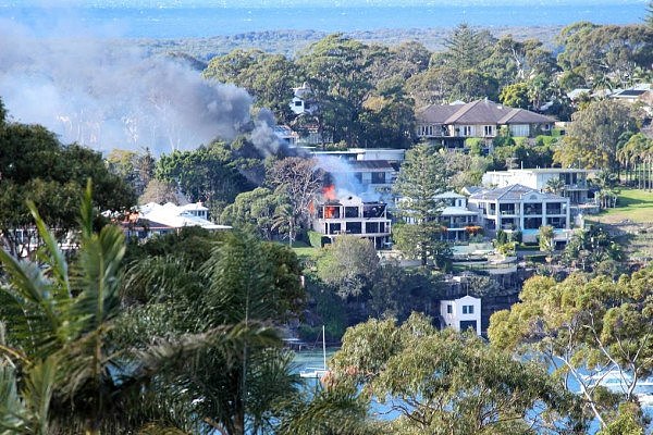 澳洲海滨别墅反复起火，百万豪宅付之一炬（视频/组图） - 2