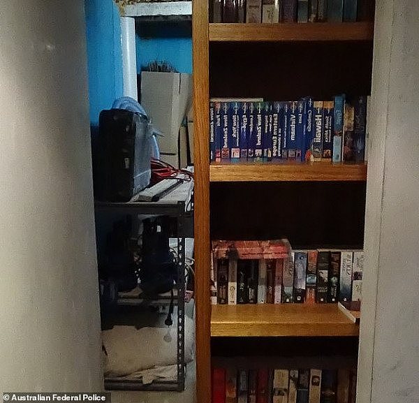 惊！澳洲警察突击发现一个“普普通通”的书架，没想到打开之后竟是……（组图） - 2