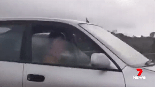 澳洲两男子在高速路上恐吓女司机，致其撞车后高声欢呼（组图） - 1
