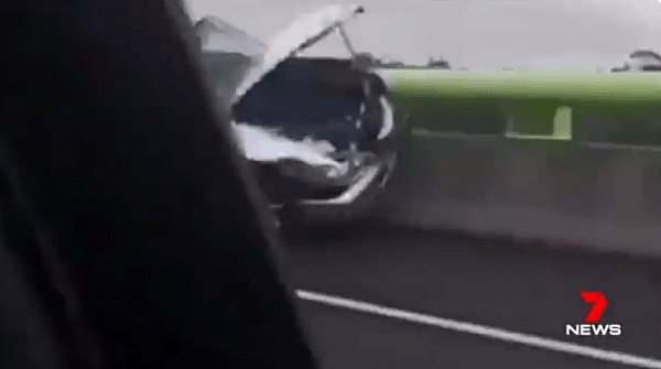 澳洲两男子在高速路上恐吓女司机，致其撞车后高声欢呼（组图） - 2