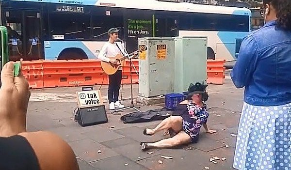 这就是“街”舞！悉尼女子穿花裙、踩高跟当众下叉惊呆路人（视频/组图） - 1