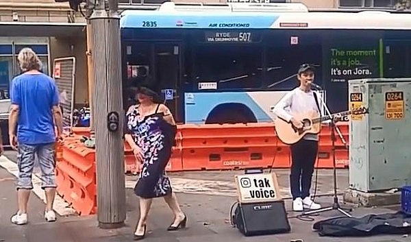 这就是“街”舞！悉尼女子穿花裙、踩高跟当众下叉惊呆路人（视频/组图） - 2