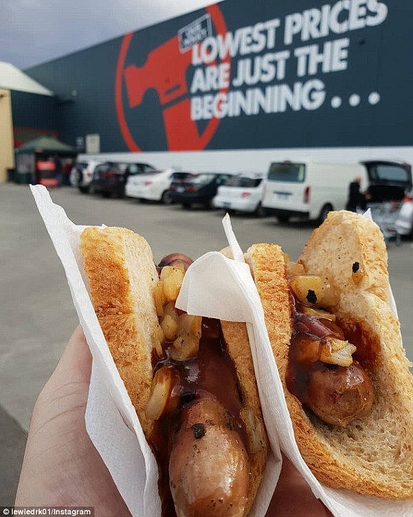 4FDFC07900000578-6145595-The_organisers_of_Bunnings_Warehouse_s_sausage_sizzle_have_revea-a-1_1536399805003.jpg,0