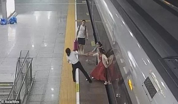 澳媒连呼“震惊”！中国女子用脚“绊”高铁，只因赶不上末班车，被拘9天！（视频/组图） - 2