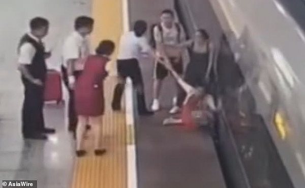 澳媒连呼“震惊”！中国女子用脚“绊”高铁，只因赶不上末班车，被拘9天！（视频/组图） - 4