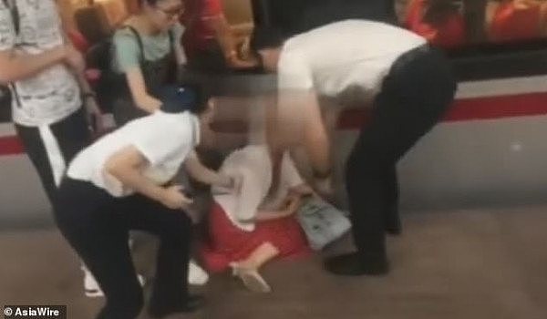 澳媒连呼“震惊”！中国女子用脚“绊”高铁，只因赶不上末班车，被拘9天！（视频/组图） - 5
