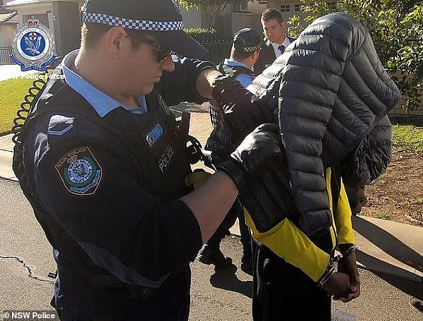 非裔teenager在悉尼组团抢劫！至少20家商铺被“光顾”，4名嫌犯被捕（视频/组图） - 2