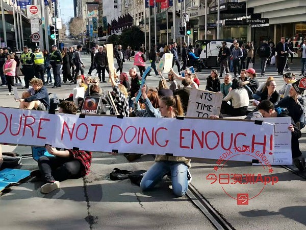 澳洲CBD又双叒封路，大量青少年抗议者走上街头，电车被迫改道（视频/组图） - 3