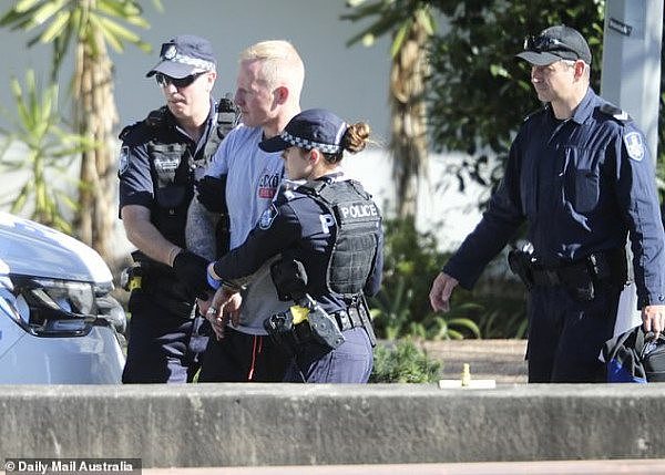 澳男手持双刀在街头与警方对峙8小时 周边交通一度中断（组图） - 6