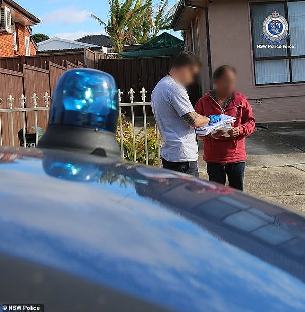 警方突袭悉尼“大麻工厂”！缴获大量毒品枪支及23万现金，两男一女被捕！（组图） - 4