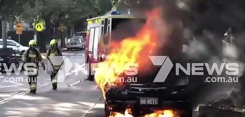 Campsie街头惊人一幕！奔驰车行驶过程中自燃，女司机吓呆！（视频/组图） - 2