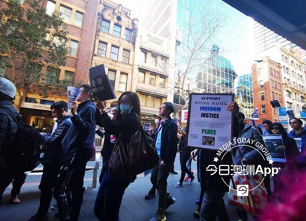突发！悉尼CBD爆发游行，示威者高喊“Free Hongkong”（视频/组图） - 1