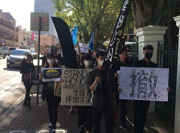 墨尔本街头爆发游行！示威者手举“守护香港”标语（视频/组图） - 12