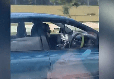 危险！澳女开车使用双手玩手机被拍下，视频曝光网友疯传：“吊销她的驾照”（组图） - 2