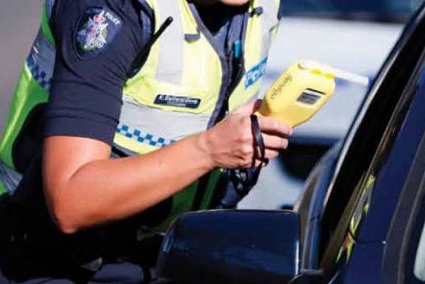 澳洲女司机深夜带3娃酒后驾车 直接吊销驾照（图） - 1