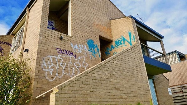 澳洲退休村被遗弃，现已成“罪犯天堂”，随处可见涂鸦、废弃针头、玻璃渣（组图） - 2
