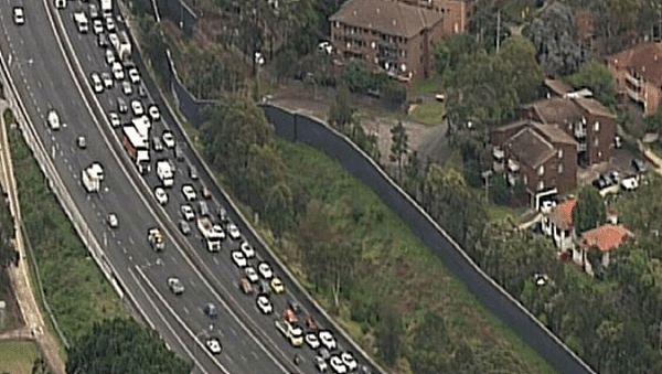 悉尼M4发生致命车祸！一男子被卡车撞飞死亡，交通排长龙，恐出现严重延误（组图） - 1