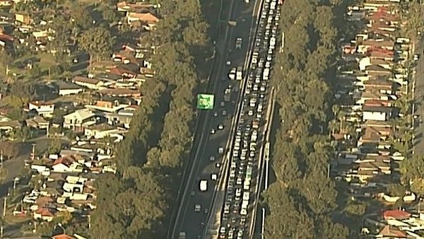 悉尼M5卡车起火引发大规模拥堵，车龙长达13公里！（组图） - 3