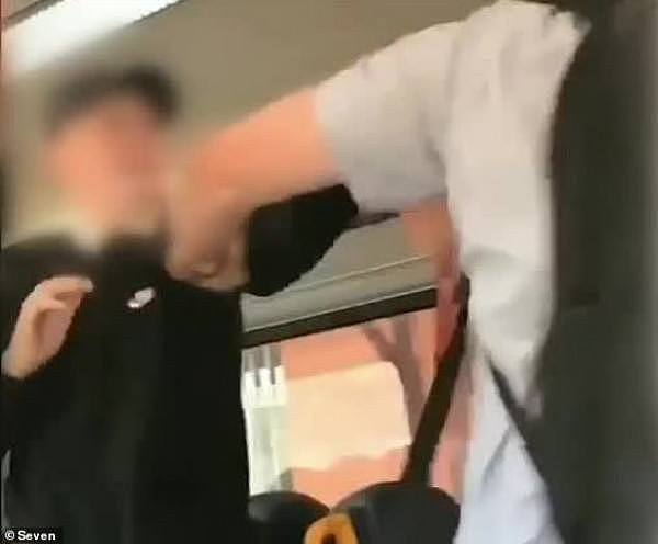 悉尼城铁又现互殴事件！Teenager疯狂辱骂老者，车厢秒变拳击场！（视频/组图） - 1