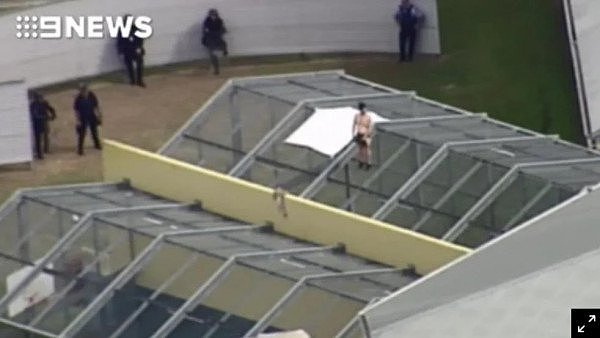 两名澳男冒死爬上惩教中心屋顶，不为越狱，竟然为了示爱（视频/组图） - 3