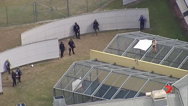 两名澳男冒死爬上惩教中心屋顶，不为越狱，竟然为了示爱（视频/组图） - 4