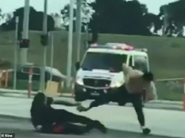 “有本事咱干一架”澳洲司机在高速路中互殴，致使4条车道封闭，其中一人衬衣被撕碎（组图） - 2
