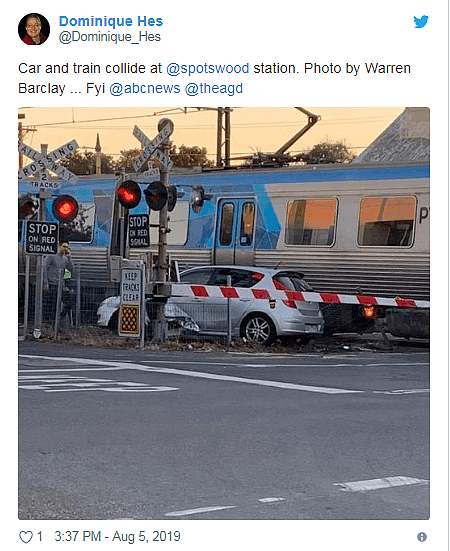 高峰期列车重大延误！澳洲火车与汽车猛烈撞击！乘客被困火车，线路被迫暂停（组图） - 3