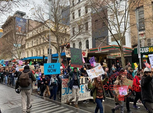 澳洲数千名大学生不上课，走上街头游行！提出四项要求向政府施压（组图） - 2