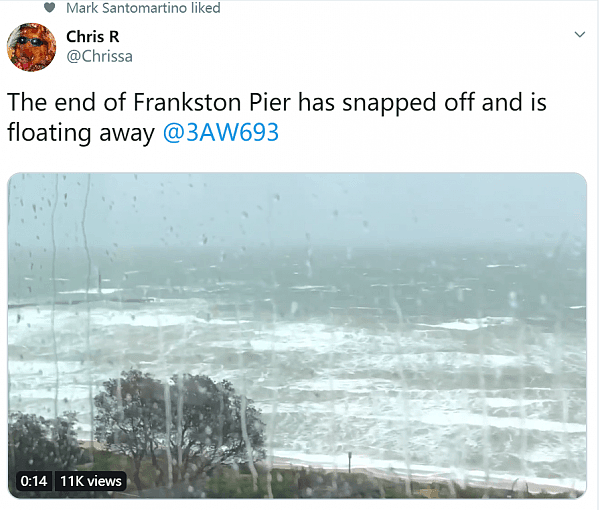 澳洲迎“50年来最强风暴”！码头都被风浪打成碎片，在海浪里飘荡摇曳（组图） - 1