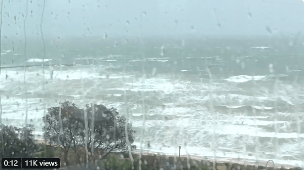 澳洲迎“50年来最强风暴”！码头都被风浪打成碎片，在海浪里飘荡摇曳（组图） - 2