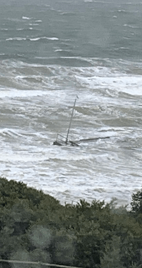 澳洲迎“50年来最强风暴”！码头都被风浪打成碎片，在海浪里飘荡摇曳（组图） - 3