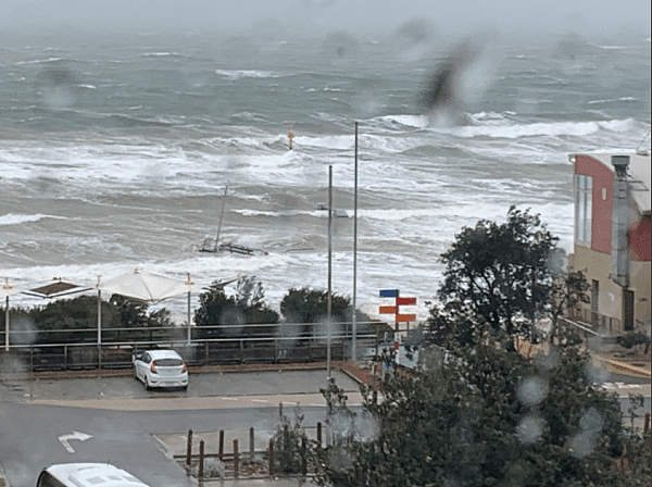 澳洲迎“50年来最强风暴”！码头都被风浪打成碎片，在海浪里飘荡摇曳（组图） - 4