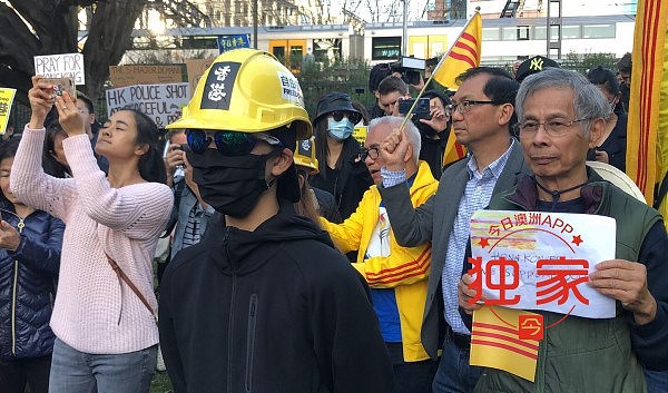 悉尼500港人3日内二度集会，举“解放香港”标语！华裔老人戴军帽举国旗笑怼（视频/组图） - 2