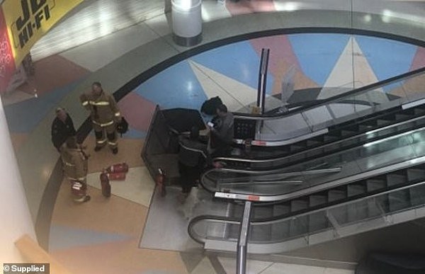 悉尼南区Westfield被紧急疏散！自动扶梯竟突然起火，商场内烟雾弥漫！（视频/组图） - 2