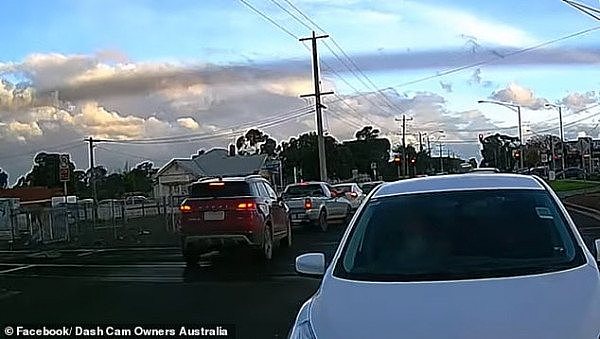 澳洲路怒司机把SUV当坦克开，“强上”前车车顶！奇葩事故引万人围观（组图） - 1