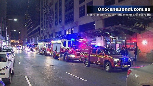突发！悉尼CBD Rydges酒店失火，住客被疏散，多辆消防车赶抵（组图） - 2