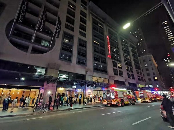 突发！悉尼CBD Rydges酒店失火，住客被疏散，多辆消防车赶抵（组图） - 6