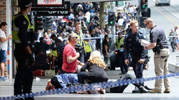澳洲恐怖汽车袭击曾致20多人伤亡，2年后这里终于装上钢铁护栏、录像监控（组图） - 1