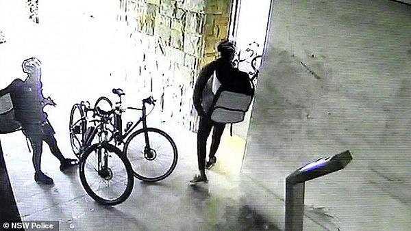 17773416-7401887-The_male_cyclist_approached_the_elevators_before_picking_up_the_-a-1_1566977121395.jpg,0