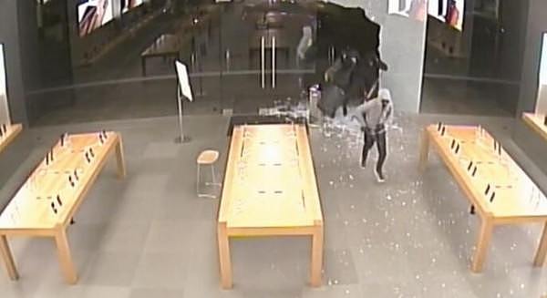 6名澳洲歹徒连抢2家Apple Store！价值近$30万iPhone被盗（视频/组图） - 2