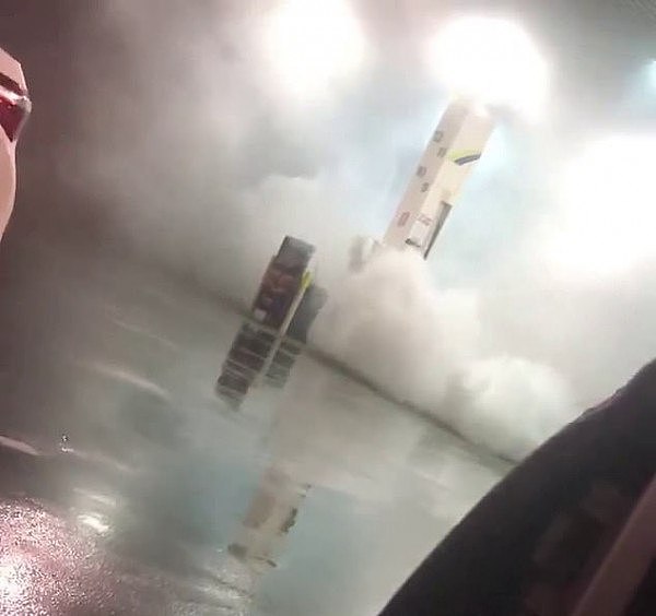作死！澳洲司机在加油站故意烧胎，现场烟雾缭绕！网友狂喷：就是个白痴！（视频/组图） - 1
