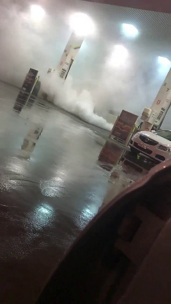 作死！澳洲司机在加油站故意烧胎，现场烟雾缭绕！网友狂喷：就是个白痴！（视频/组图） - 2