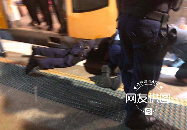 突发！疑醉酒流浪汉跌落Croydon站台，被困车底，火车营运瘫痪（视频） - 6