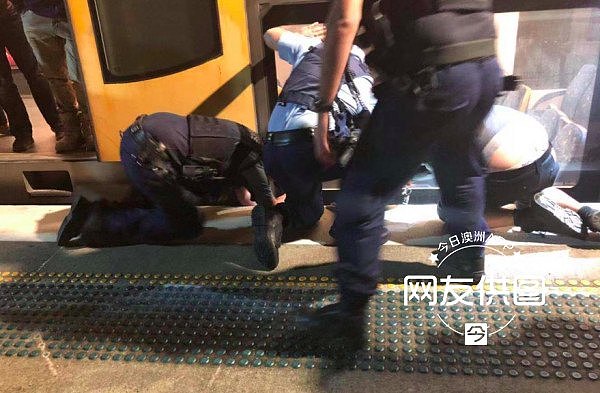 突发！疑醉酒流浪汉跌落Croydon站台，被困车底，火车营运瘫痪（视频） - 5