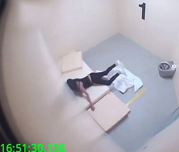 澳女于拘留室内撞到额头，因脑溢血去世，其子斥责警察及医护人员疏忽行事！（组图/视频） - 2