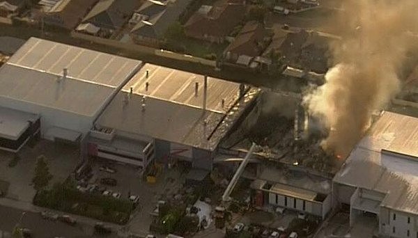 悉尼西南部工厂爆炸起火！周边区域被浓烟笼罩，大火仍未被彻底扑灭！（组图） - 2
