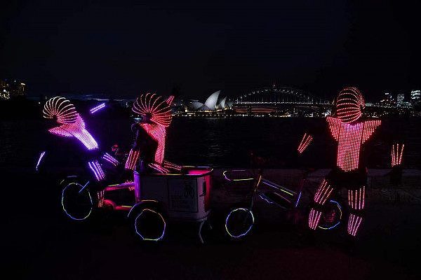 大型缤纷夜幕幻彩骑行活动为悉尼老少打造天伦之夜 - 11