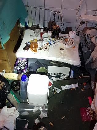 维州警方于空置房产内发现大批非法占居者，垃圾遍地，食物散落四处（组图） - 3